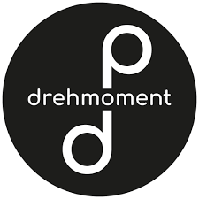 Logo von "drehmoment" mit minimalistischen, geschwungenen Buchstaben auf schwarzem Hintergrund.